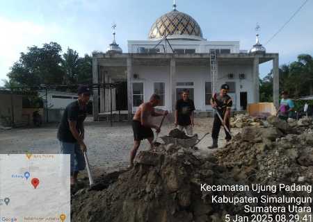 Gotong Royong di Masjid Jami’ Dipimipin Bhabinkamtibmas Polsek Bosar Maligas Gotong Royong di Masjid Jami’ Dipimipin Bhabinkamtibmas Polsek Bosar Maligas