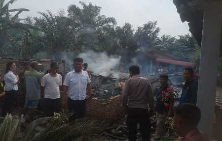 Rumah Semi Permanen Terbakar, Respon Cepat Polsek Tanah Jawa Rumah Semi Permanen Terbakar, Respon Cepat Polsek Tanah Jawa
