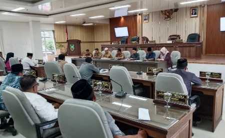 Bahas 11 Propemperda Tahun 2024, Nelfri: 7 Berasal dari Eksekutif dan 4 dari DPRD Bahas 11 Propemperda Tahun 2024, Nelfri: 7 Berasal dari Eksekutif dan 4 dari DPRD