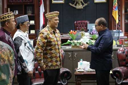 Pj. Gubernur Samsudin dan Ibu Maidawati akan Menerima Gelar Adat dari MPAL Pj. Gubernur Samsudin dan Ibu Maidawati akan Menerima Gelar Adat dari MPAL