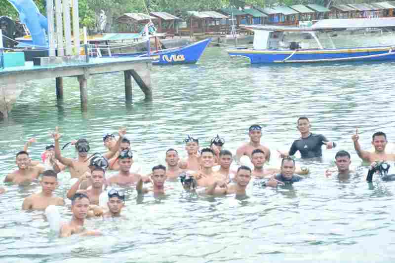 Prajurit “AJABRA” Melaksanakan Renang Bersama Perwira Brigif 4 MAR/BS Prajurit “AJABRA” Melaksanakan Renang Bersama Perwira Brigif 4 MAR/BS