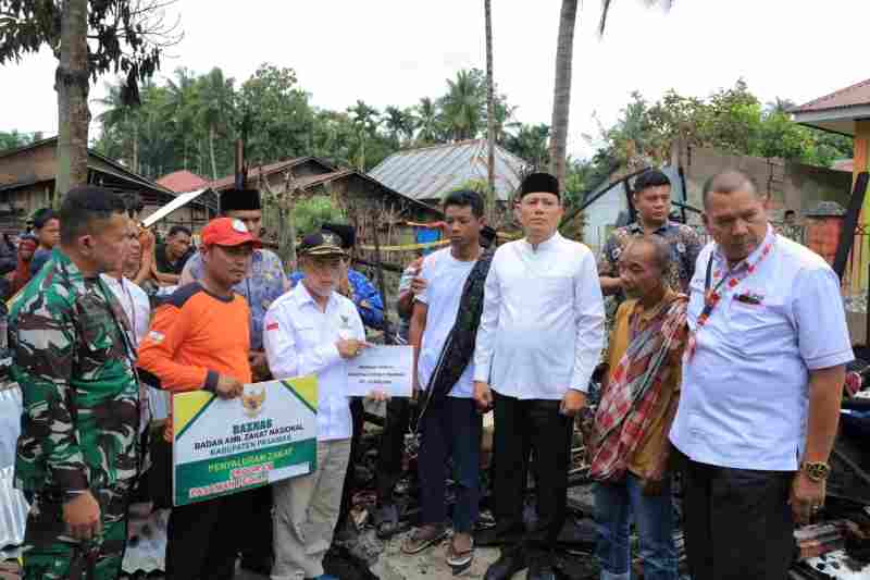 Cepat Tanggap, Bupati Sabar AS Santuni Korban Kebakaran di Pasaman Cepat Tanggap, Bupati Sabar AS Santuni Korban Kebakaran di Pasaman