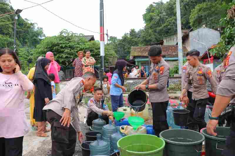 Polresta Bandar Lampung Bagikan Ribuan Liter Air Bersih Bagi Warga Terdampak Banjir Polresta Bandar Lampung Bagikan Ribuan Liter Air Bersih Bagi Warga Terdampak Banjir