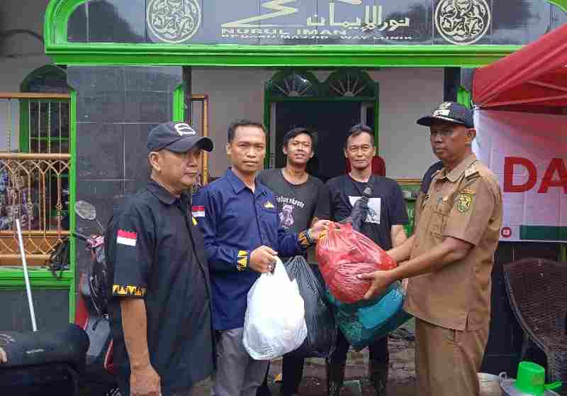 Penuhi Permintaan Warga, IWO Lampung Kembali Salurkan Bantuan Terdampak Banjir Penuhi Permintaan Warga, IWO Lampung Kembali Salurkan Bantuan Terdampak Banjir