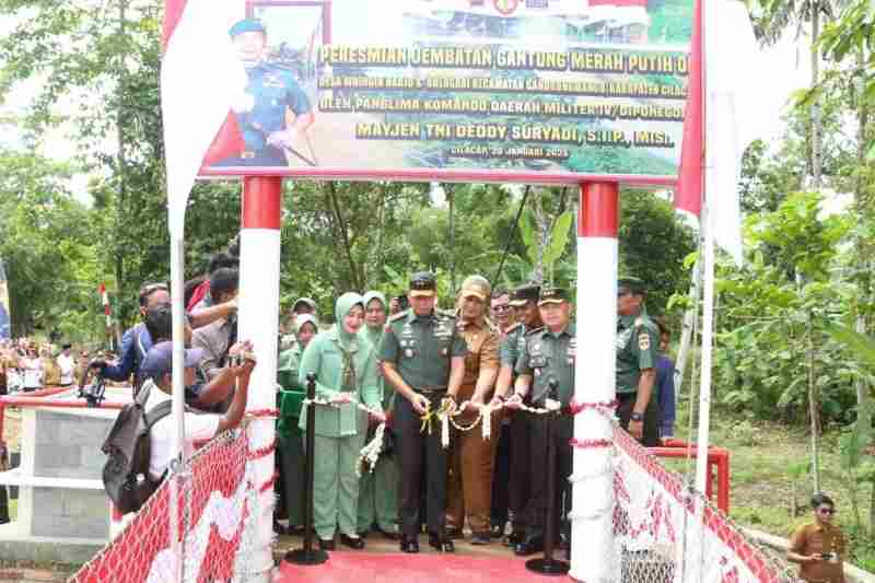 Pangdam IV/Diponegoro Resmikan Penggunaan Jembatan Gantung Merah Putih Pangdam IV/Diponegoro Resmikan Penggunaan Jembatan Gantung Merah Putih