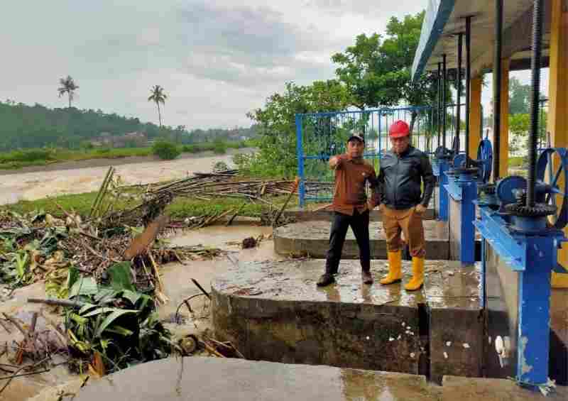 Anggota DPRD dan Kadis PU Evaluasi Bendungan Way Gatel Anggota DPRD dan Kadis PU Evaluasi Bendungan Way Gatel