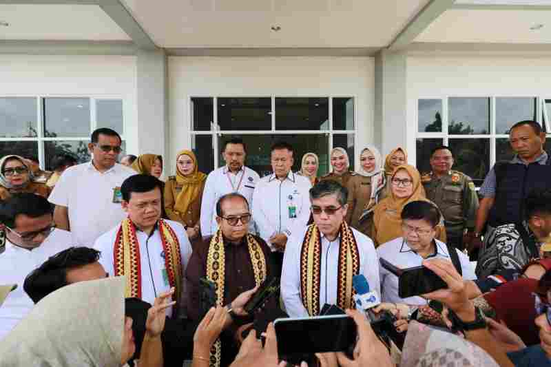 Pj. Gubernur Samsudin Apresiasi Diberikannya Bantuan Kemanusiaan dari Presiden Prabowo Subianto Pj. Gubernur Samsudin Apresiasi Diberikannya Bantuan Kemanusiaan dari Presiden Prabowo Subianto