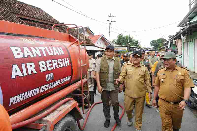 Pj. Gubernur Samsudin dan Gubernur Lampung Terpilih Respon Cepat Tangani Bencana Banjir Pj. Gubernur Samsudin dan Gubernur Lampung Terpilih Respon Cepat Tangani Bencana Banjir
