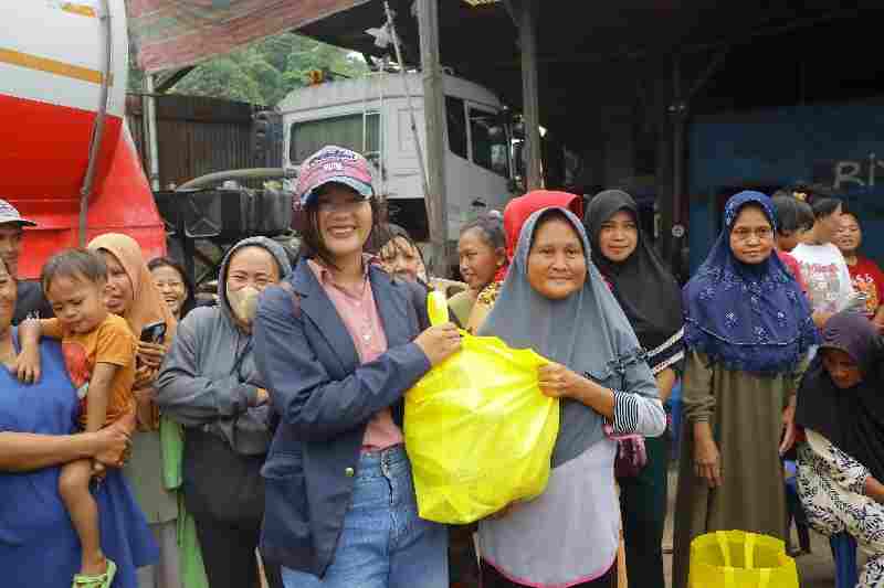 Polda Lampung dan Mahasiswa Gelar Baksos, Polwan Turun Langsung Bantu Korban Banjir Polda Lampung dan Mahasiswa Gelar Baksos, Polwan Turun Langsung Bantu Korban Banjir