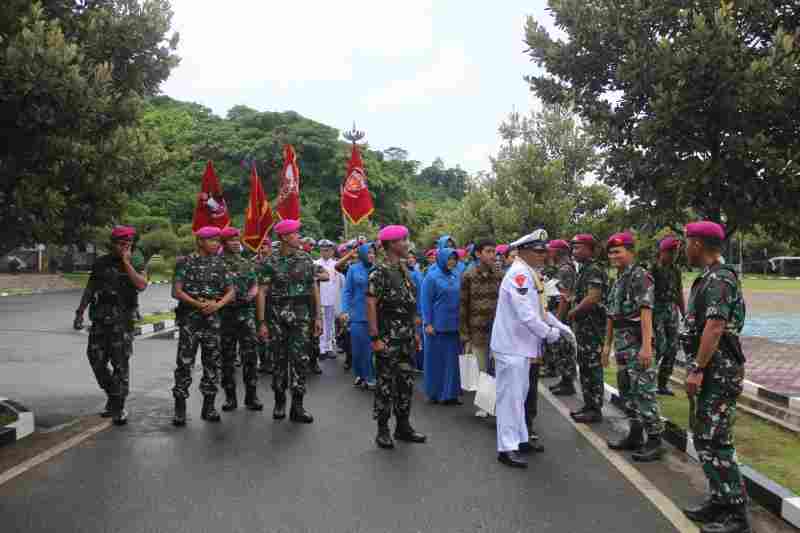 Tradisi Pelepasan Prajurit Terbaik Elang Samudera Batalyon Infanteri 7 Marinir Tradisi Pelepasan Prajurit Terbaik Elang Samudera Batalyon Infanteri 7 Marinir