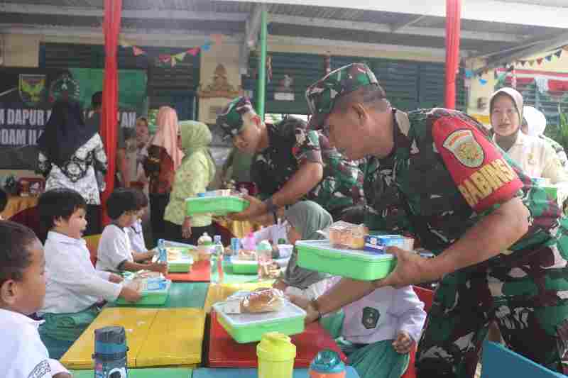 Kodim 0410/KBL Gelar Program Dapur Masuk Sekolah di TK Persit Kartika II-28 Bandar Lampung Kodim 0410/KBL Gelar Program Dapur Masuk Sekolah di TK Persit Kartika II-28 Bandar Lampung