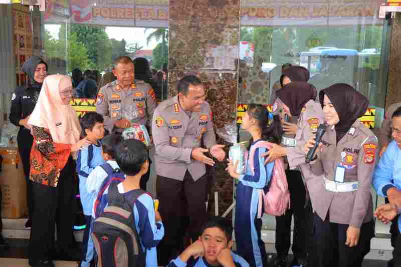 Penuh Keceriaan, Puluhan Siswa TK Berkebutuhan Khusus Kunjungi Polresta Bandar Lampung Penuh Keceriaan, Puluhan Siswa TK Berkebutuhan Khusus Kunjungi Polresta Bandar Lampung