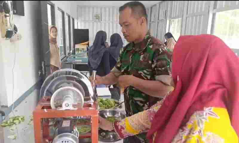 Kreatif, Babinsa Berikan Motivasi Pembuatan Kripik Pare Kreatif, Babinsa Berikan Motivasi Pembuatan Kripik Pare