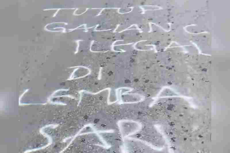 Heboh !! Protes Galian C Ilegal di Lembah Sari Ditulis di Aspal, Warga Tuntut Penutupan Segera Heboh !! Protes Galian C Ilegal di Lembah Sari Ditulis di Aspal, Warga Tuntut Penutupan Segera