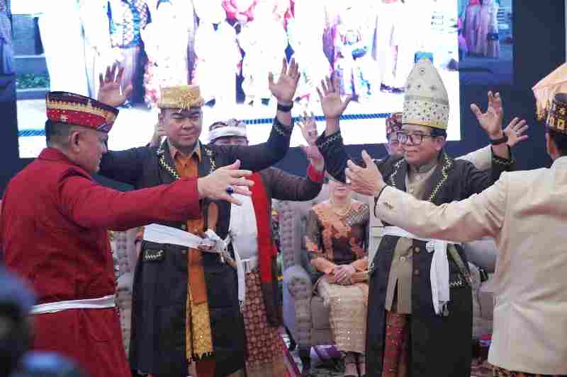 Pj. Gubernur Samsudin dan Istri Terima Gelar Adat Pangeran Sejati dan Pangeran Permaisuri dari MPAL Pj. Gubernur Samsudin dan Istri Terima Gelar Adat Pangeran Sejati dan Pangeran Permaisuri dari MPAL