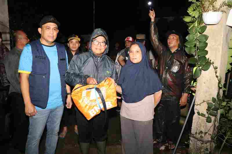 Pj. Gubernur Samsudin Tinjau Sejumlah Korban di Lokasi Bencana Akibat Hujan Lebat dan Angin Kencang Pj. Gubernur Samsudin Tinjau Sejumlah Korban di Lokasi Bencana Akibat Hujan Lebat dan Angin Kencang