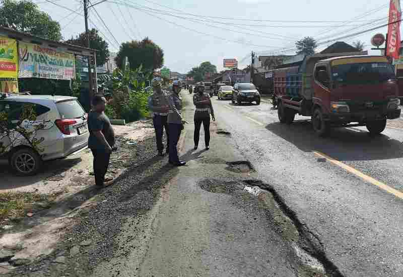 Satlantas Pringsewu Temukan Banyak Jalan Rusak di Jalinbar Satlantas Pringsewu Temukan Banyak Jalan Rusak di Jalinbar