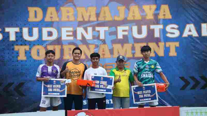 DSFT 2025 Sukses Digelar, IIB Darmajaya Berikan Beasiswa untuk Pemain Terbaik Hingga Top Skor DSFT 2025 Sukses Digelar, IIB Darmajaya Berikan Beasiswa untuk Pemain Terbaik Hingga Top Skor