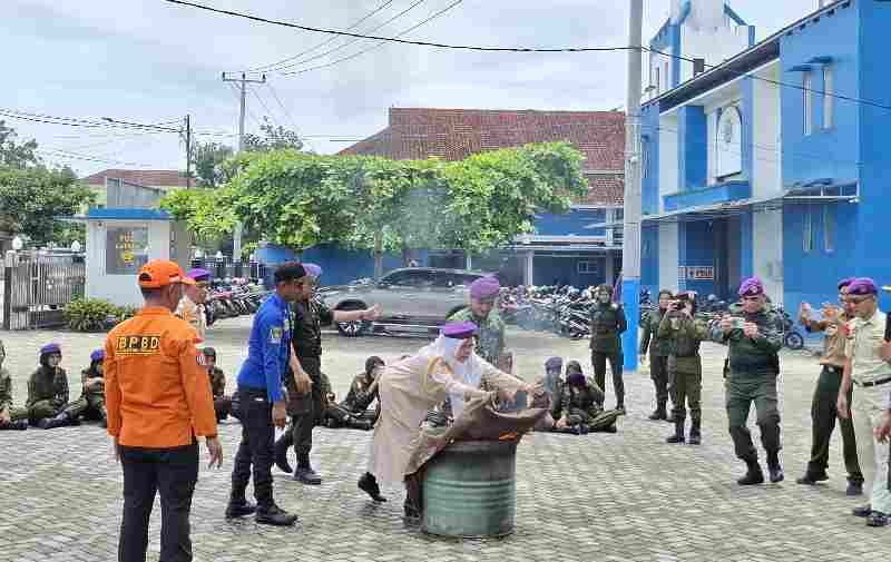 Rektor UMPRI Padamkan Api Saat Latgab Menwa se-Lampung Rektor UMPRI Padamkan Api Saat Latgab Menwa se-Lampung