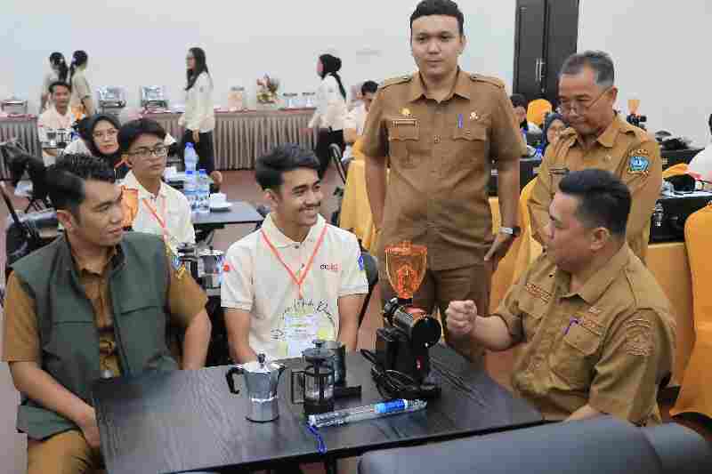 Lahirkan Usahawan Muda, Pemkab Bintan Gelar Pelatihan Tata Rias dan Barista Lahirkan Usahawan Muda, Pemkab Bintan Gelar Pelatihan Tata Rias dan Barista