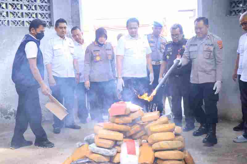 Direktorat Reserse Narkoba Polda Lampung Musnahkan Barang Bukti Narkotika Senilai Rp 10,7 Miliar Direktorat Reserse Narkoba Polda Lampung Musnahkan Barang Bukti Narkotika Senilai Rp 10,7 Miliar