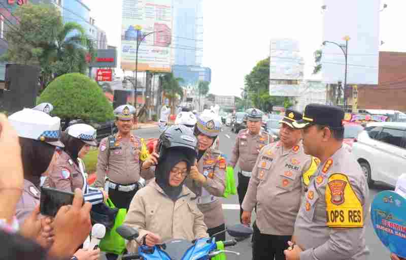 Gebyar Ops Keselamatan 2025, Polisi Bagikan Helm dan Bingkisan Kepada Pengendara Tertib Gebyar Ops Keselamatan 2025, Polisi Bagikan Helm dan Bingkisan Kepada Pengendara Tertib