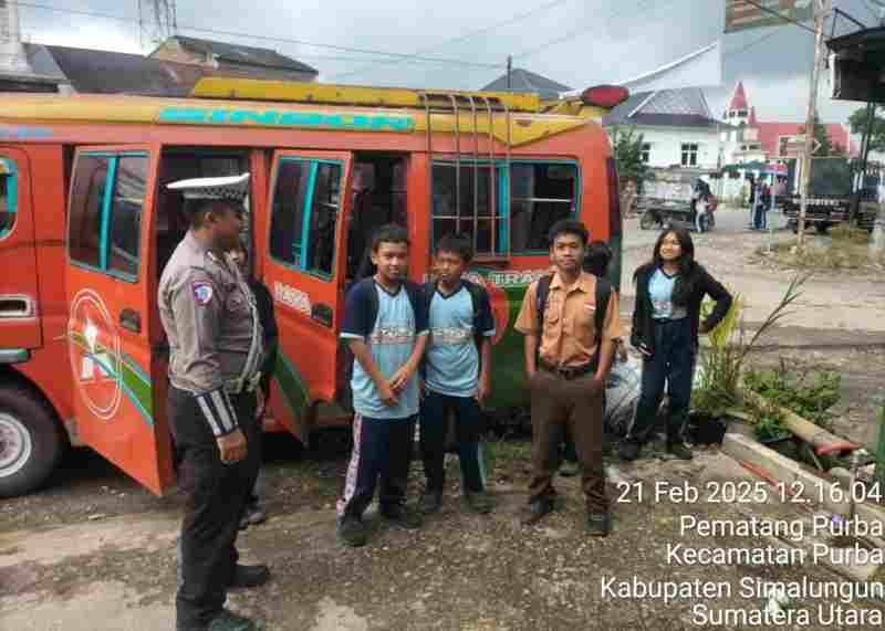Satlantas Gelar Penyuluhan Lalu Lintas untuk Pelajar di Tiga Runggu Satlantas Gelar Penyuluhan Lalu Lintas untuk Pelajar di Tiga Runggu