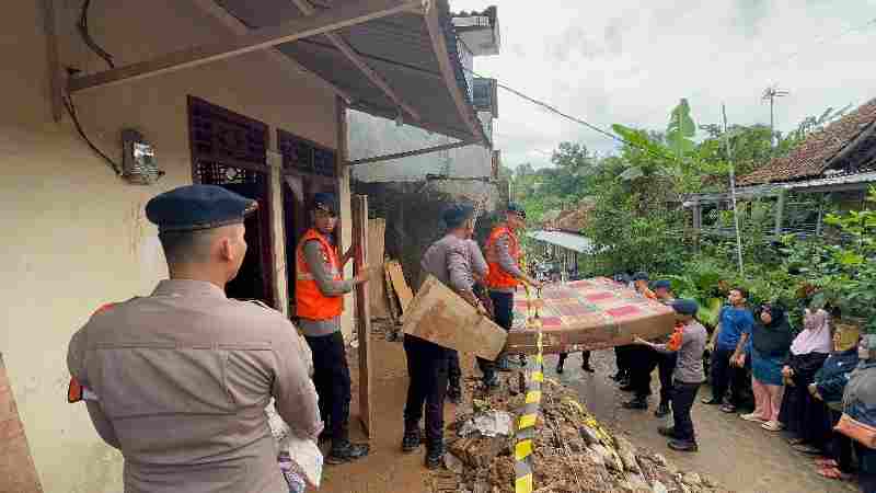 SAR Brimob Bantu Evakuasi Korban Tanah Longsor SAR Brimob Bantu Evakuasi Korban Tanah Longsor