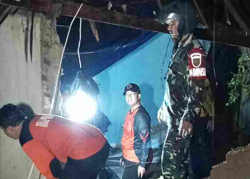 Babinsa Koramil 410-05/TKP Bantu Tangani Tragedi Tembok Pagar Roboh, 2 Orang Meninggal Dunia Babinsa Koramil 410-05/TKP Bantu Tangani Tragedi Tembok Pagar Roboh, 2 Orang Meninggal Dunia