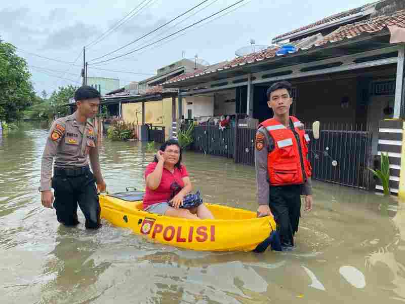 Banjir di Bandar Lampung, Polda Lampung Terus Bantu Warga dan Jaga Keamanan Banjir di Bandar Lampung, Polda Lampung Terus Bantu Warga dan Jaga Keamanan