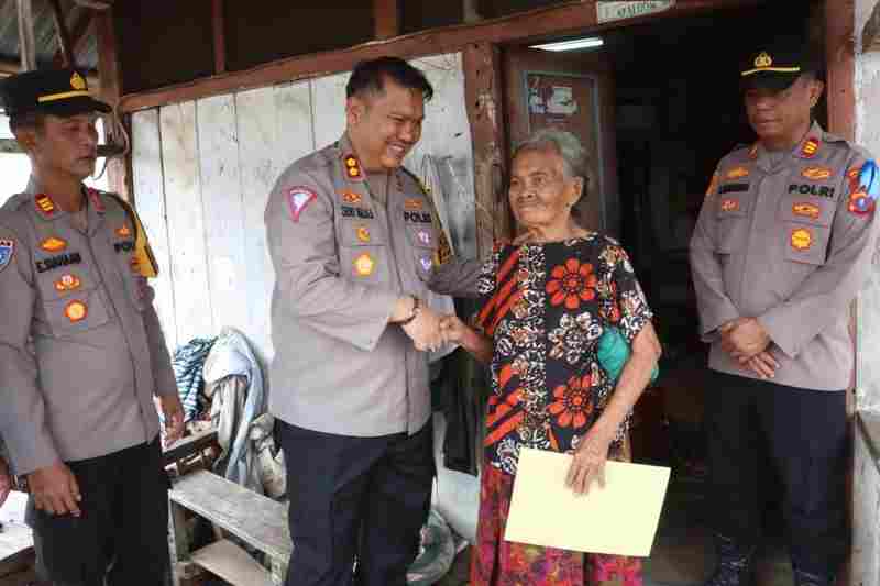 Polres Simalungun Gelar Program Jumat Berkah, Salurkan Bantuan Sosial untuk Warga Kurang Mampu Polres Simalungun Gelar Program Jumat Berkah, Salurkan Bantuan Sosial untuk Warga Kurang Mampu