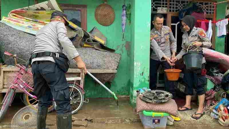 Aksi Sosial Polisi, Bantu Bersihkan Lumpur Hingga Bagikan Nasi Bungkus di Lokasi Terdampak Banjir Aksi Sosial Polisi, Bantu Bersihkan Lumpur Hingga Bagikan Nasi Bungkus di Lokasi Terdampak Banjir