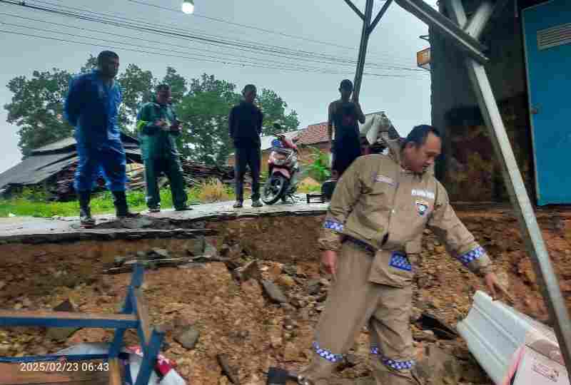 Hujan Kembali Guyur Bandar Lampung, Satu Bangunan Bengkel Amblas Hujan Kembali Guyur Bandar Lampung, Satu Bangunan Bengkel Amblas
