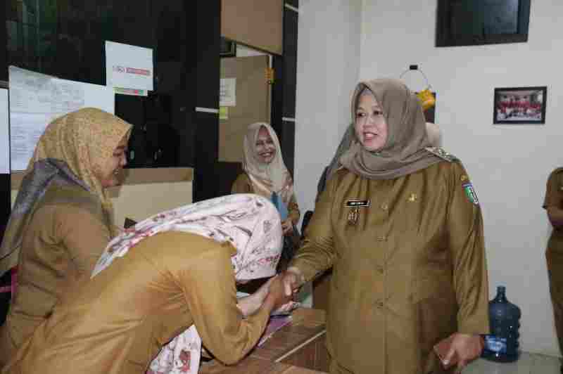 Hari Pertama Berkantor, Wabup Umi Laila Silaturahmi Dengan Pegawai Sekretariat Hari Pertama Berkantor, Wabup Umi Laila Silaturahmi Dengan Pegawai Sekretariat