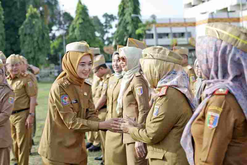 Wagub Jihan Nurlela Pimpin Apel Mingguan, Ajak ASN Tingkatkan Pelayanan Kepada Masyarakat Wagub Jihan Nurlela Pimpin Apel Mingguan, Ajak ASN Tingkatkan Pelayanan Kepada Masyarakat