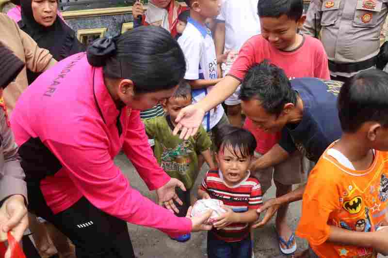 Polisi dan Bhayangkari di Bandar Lampung Bagikan Paket Sembako Bagi Korban Banjir Polisi dan Bhayangkari di Bandar Lampung Bagikan Paket Sembako Bagi Korban Banjir