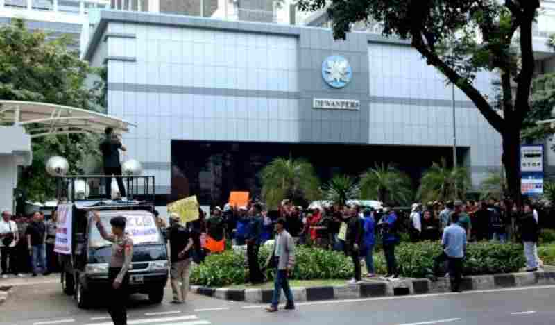 Status Quo Dewan Pers dan Konstituen Ilegal Status Quo Dewan Pers dan Konstituen Ilegal