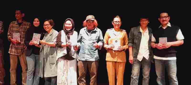 Isbedy Setiawan ZS Luncurkan Buku ke-55, ‘Satu Ciuman Dua Pelukan’ Isbedy Setiawan ZS Luncurkan Buku ke-55, ‘Satu Ciuman Dua Pelukan’