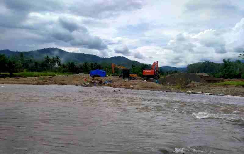 Meresahkan Masyarakat, Diduga Tambang Emas Ilegal Pakai Excavator Meresahkan Masyarakat, Diduga Tambang Emas Ilegal Pakai Excavator