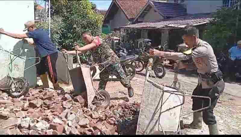 Babinsa 410-06/KDT Bantu Warga Atasi Puing Tembok Roboh Pasca Banjir Babinsa 410-06/KDT Bantu Warga Atasi Puing Tembok Roboh Pasca Banjir