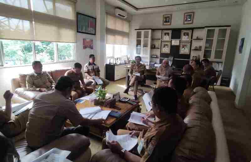 Optimalisasi Bantuan Korban Banjir, Pj. Sekda Arie Anthony Pimpin Rapat Persiapan Inventarisasi Kebutuhan Optimalisasi Bantuan Korban Banjir, Pj. Sekda Arie Anthony Pimpin Rapat Persiapan Inventarisasi Kebutuhan