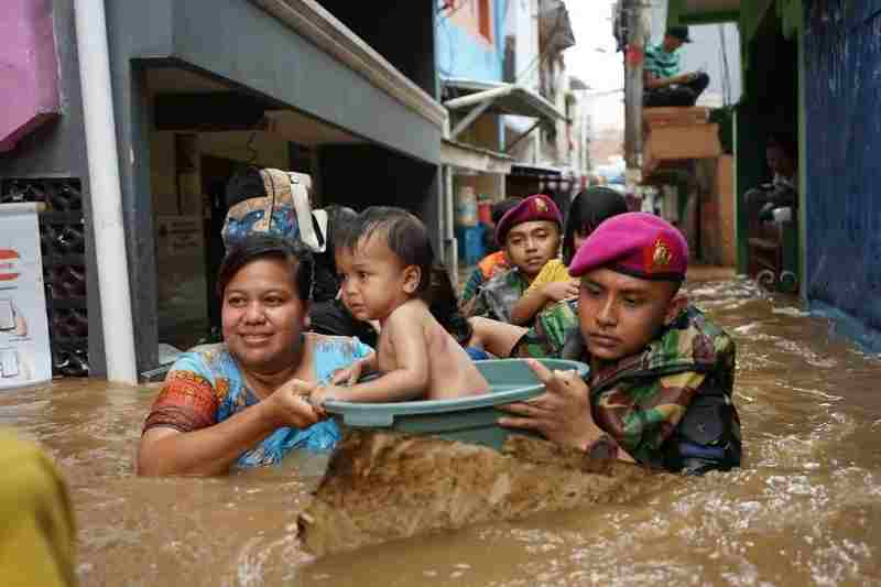 Marinir Bantu Evakuasi Warga yang Terjebak Banjir Marinir Bantu Evakuasi Warga yang Terjebak Banjir