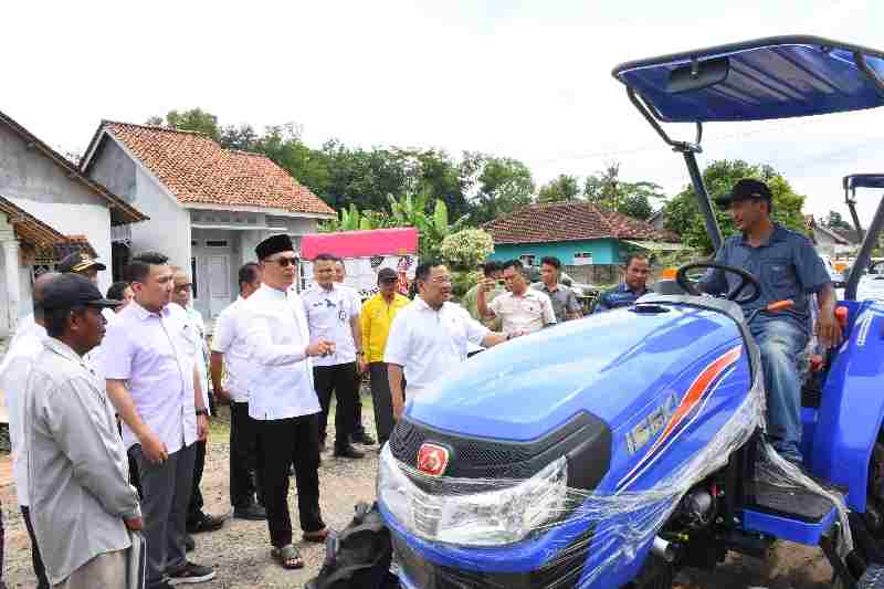 Dampingi Anggota DPR RI, Bupati Novriwan: Bisa Dimanfaatkan Untuk Tingkatkan Hasil Pertanian Dampingi Anggota DPR RI, Bupati Novriwan: Bisa Dimanfaatkan Untuk Tingkatkan Hasil Pertanian