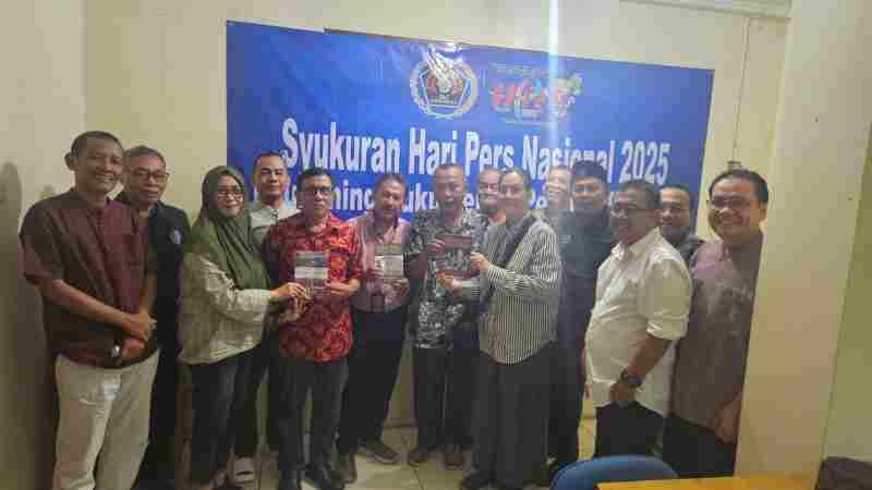Keakraban Warnai Acara Buka Puasa PWI dan Peluncuran Buku Pernak Pernik HPN 2025 Keakraban Warnai Acara Buka Puasa PWI dan Peluncuran Buku Pernak Pernik HPN 2025