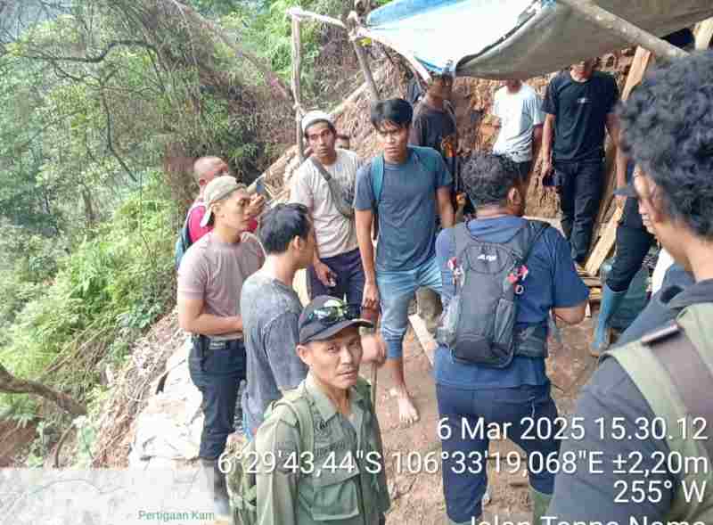 Dua Penambang Emas Ilegal Diduga Tertimbun Longsor di Tambang Cijahe Dua Penambang Emas Ilegal Diduga Tertimbun Longsor di Tambang Cijahe