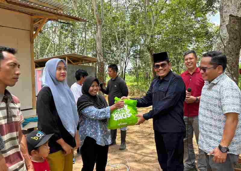 Region Head PTPN I Reg.7 “Nyangking” Sembako untuk Penyadap Bergen Region Head PTPN I Reg.7 “Nyangking” Sembako untuk Penyadap Bergen