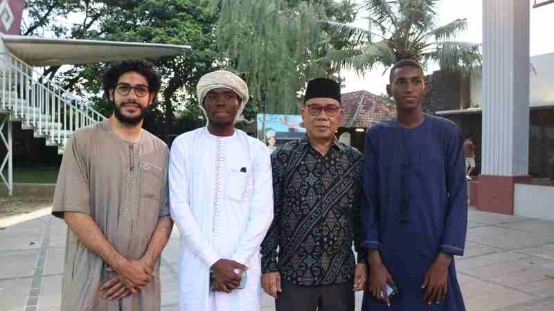 Mahasiswa Asing di IIB Darmajaya Hadiri Buka Puasa Bersama, Kenalkan Budaya Negara Masing-masing Mahasiswa Asing di IIB Darmajaya Hadiri Buka Puasa Bersama, Kenalkan Budaya Negara Masing-masing