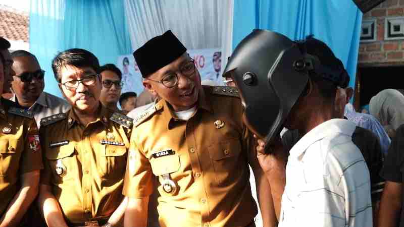 Tingkatkan Kesejahteraan Masyarakat, Gubernur Mirza Beri Bantuan Sembako, Kursi Roda, Hingga UEP Tingkatkan Kesejahteraan Masyarakat, Gubernur Mirza Beri Bantuan Sembako, Kursi Roda, Hingga UEP
