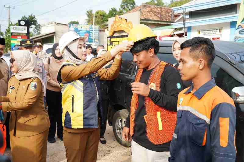 Wagub Jihan Resmikan Dimulainya Perbaikan Ruas Jalan di Kabupaten Lampung Timur Wagub Jihan Resmikan Dimulainya Perbaikan Ruas Jalan di Kabupaten Lampung Timur