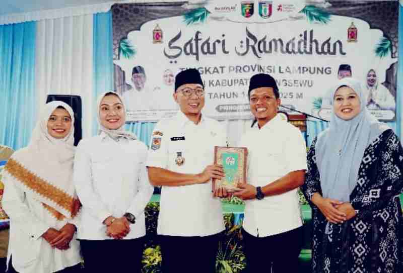 Bupati Pringsewu Hadiahkan Kitab Suci Al-Quran Terjemahan Bahasa Lampung Kepada Gubernur Bupati Pringsewu Hadiahkan Kitab Suci Al-Quran Terjemahan Bahasa Lampung Kepada Gubernur